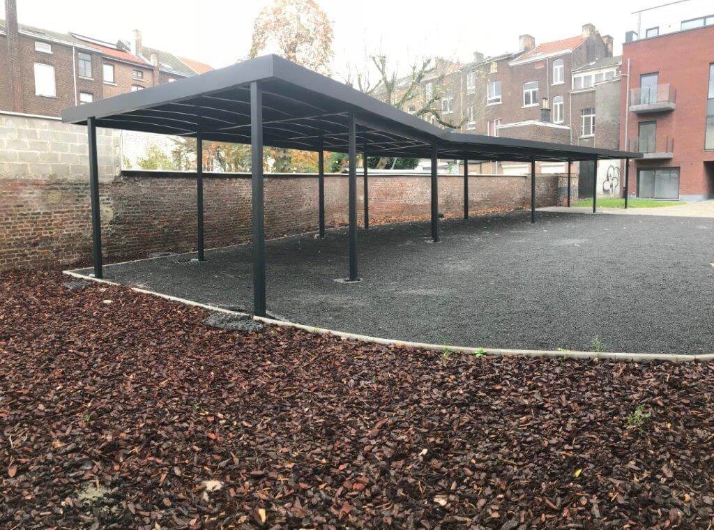 carport sur un parking pour plusieurs voitures