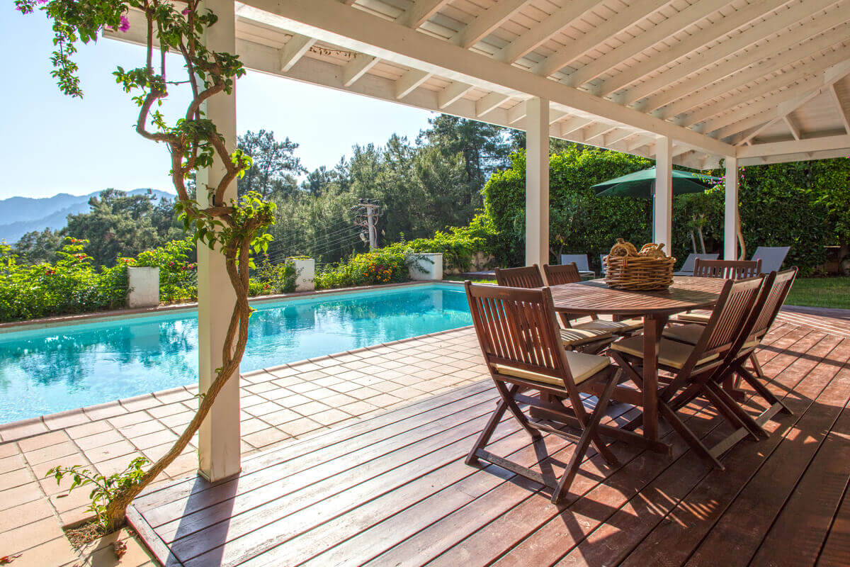 terrasse avec piscine debordante